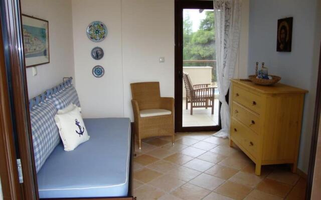 Sea view 4 bedroom house with pool and garden