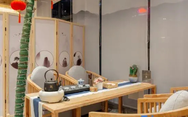 Zhuyouhui·LOFT Hotel (Guiyang Guanshanhu North High-speed Railway Station)