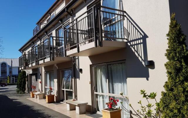 De Lago Motel Apartments