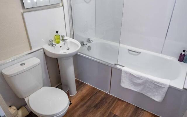 Bright, Spacious West-End Flat, Near University