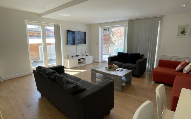 Impeccable 3-bed Apartment in London