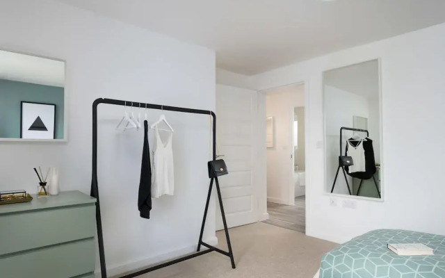 Canalside Scandinavian - Parking & Netflix