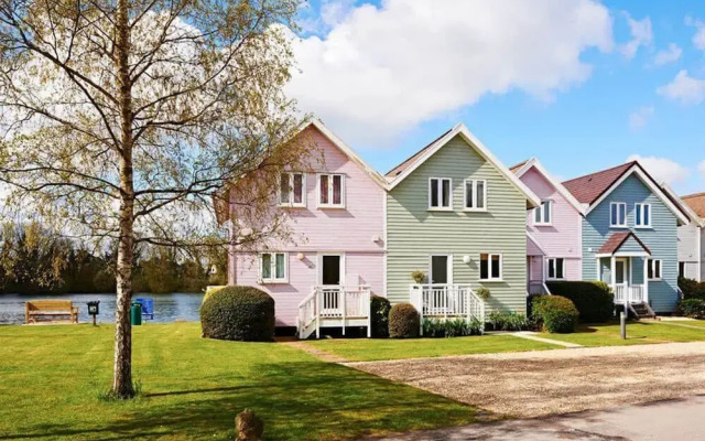 Stylish family-friendly lakeside retreat in the Cotswold Water Park