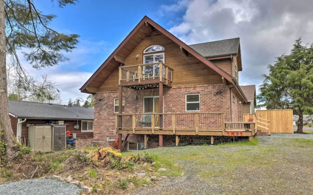 Rockaway Beach Hideaway w/ Hot Tub & Fireplace!