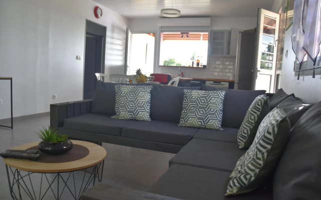 Haut de villa dans son écrin de verdure