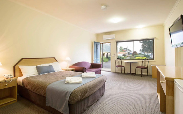 Nightcap at Monash Hotel