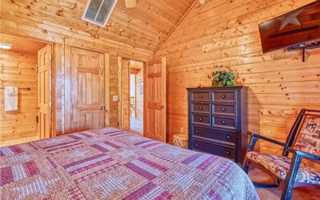 Smoky Mountain Retreat - Five Bedroom Cabin