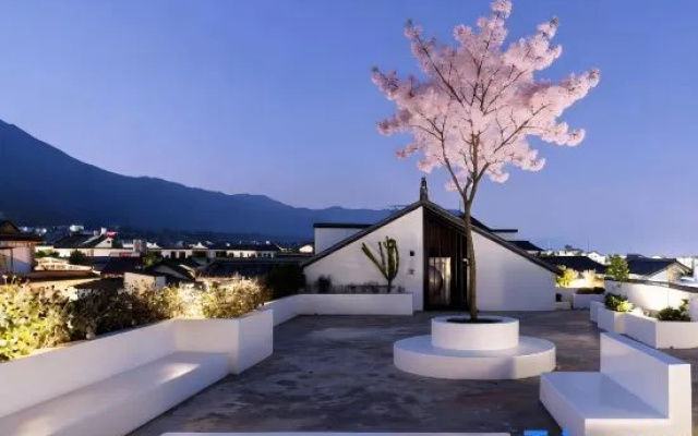 Gummy.Candy|Cherry Blossom.Courtyard Homestay – Outside – Dali
