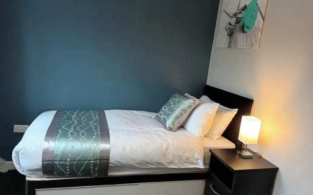 2 Bed House - Sleeps 6 - Parking - Wifi