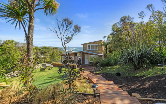 Piha - City Escape, Piha Holiday Home