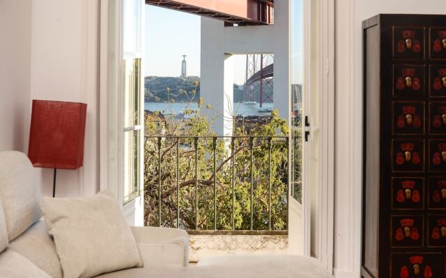 Bright Apartment with River View