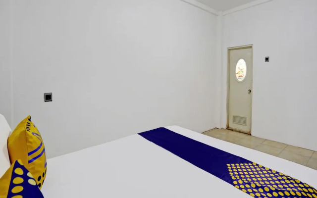 SPOT ON 92452 Griya Sandi Residence Family NearPantai Boom
