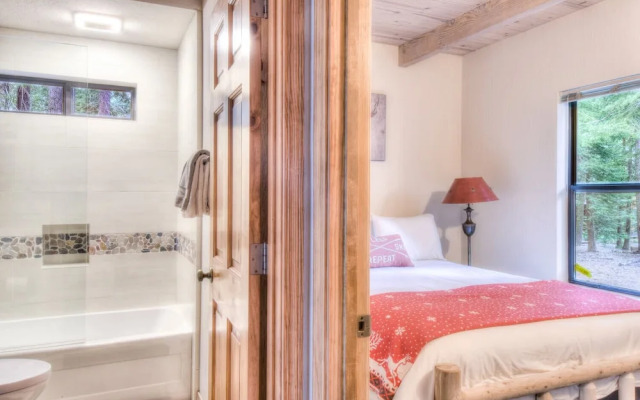 Relax at Rustic Tahoe Charm Minutes to Lake