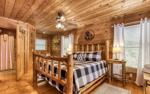 Dog Friendly Quiet Chalet Hot Tub Fireplace
