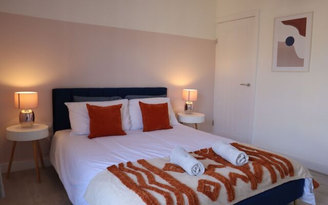 Sheffield 4-bedroom house free parking