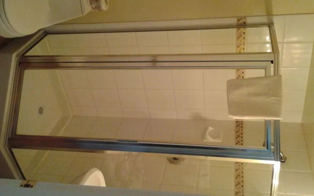 910 Beach Avenue Apartment Hotel