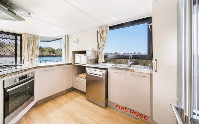 Coomera Houseboat Holidays