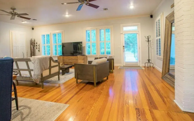 Heart of Fredericksburg w/Pool,Hot-Tub&Grill