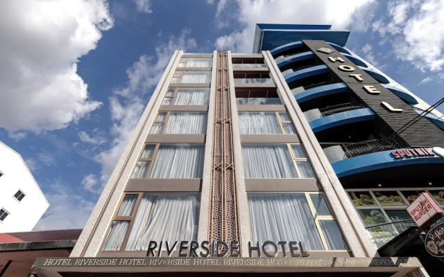 Riverside Hotel