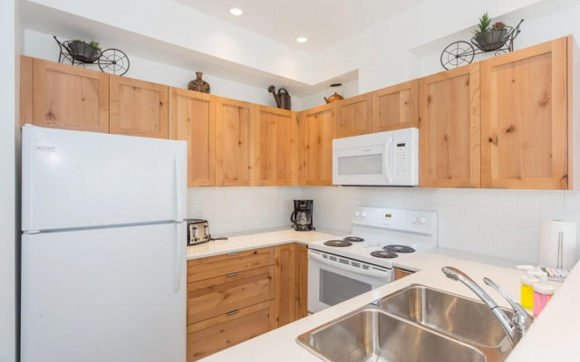 Bright and Clean, Walk Everywhere, Shared Pool and Hot Tub