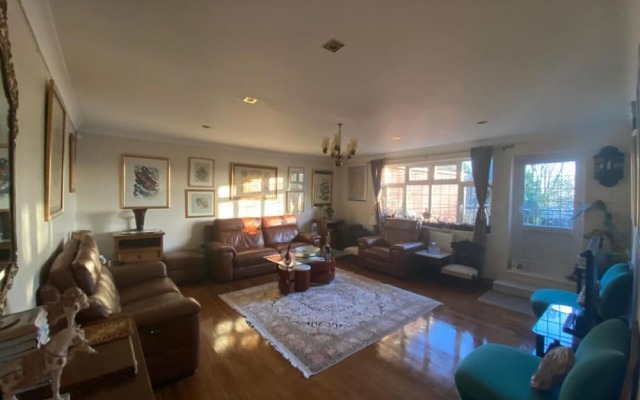 2-bed Apartment in High Wycombe Private Garden