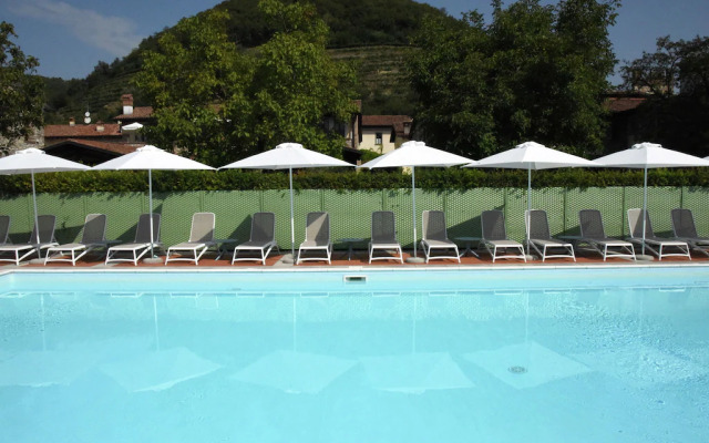 Spacious Apartment in Monticelli Brusati with Pool