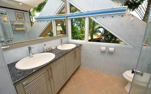 Luxurious Thai-style Villa With Private Pool and Beach Access