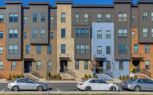 Townhome at Laurel Park: Modern & Spacious Getaway