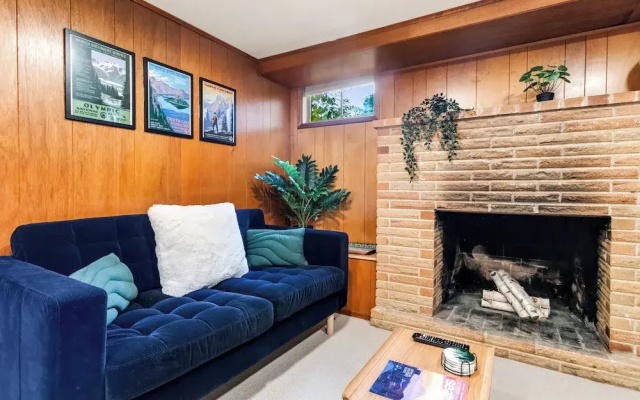 Bright 1BR Near UW & Local Parks