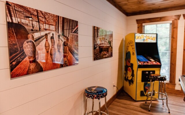 Bigfoots Retreat 2 Bedroom Chalet by RedAwning