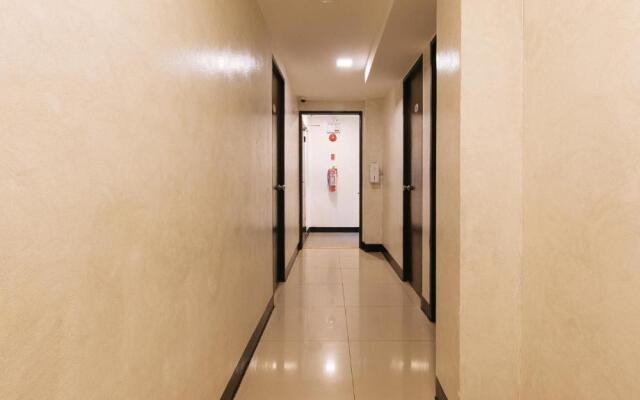 RedDoorz @ Walk Inn Hotel