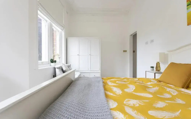 Stunning 4-bed Property in London-parking & Garden