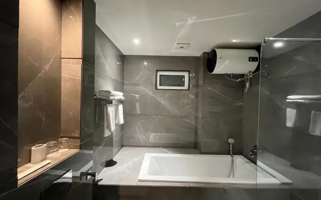 Hotel Three Seasons