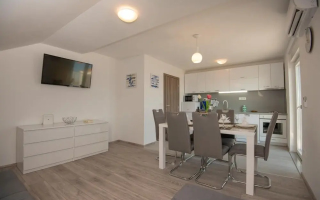 Amazing Apartment in Podaca With Wifi and 2 Bedrooms