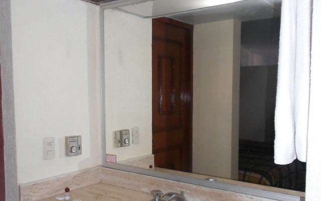 Del Real Hotel & Suites