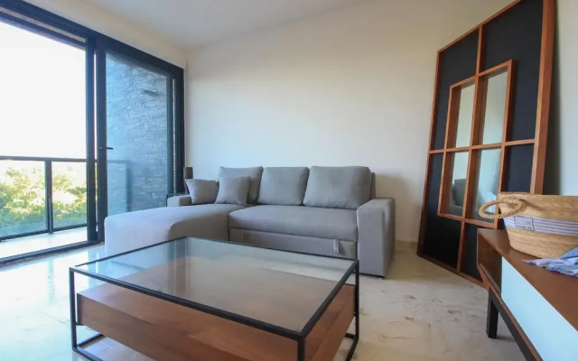 Lovely Charming Condo With Balcony and Great Pool Facilities