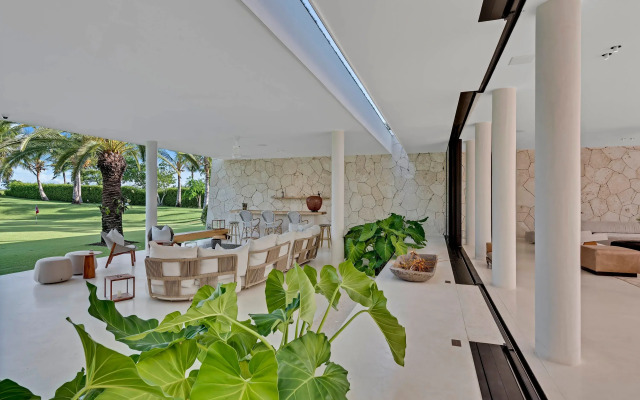 Magnificent 5BR Modern Tropical Villa With Pool