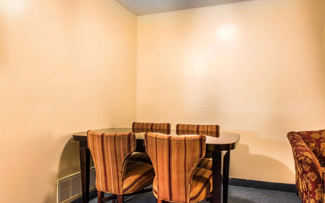 Econo Lodge Inn & Suites White Haven