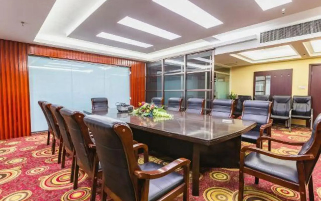 Minghao Holiday Hotel (Pingdingshan Kaiyuan Road Pedestrian Street)
