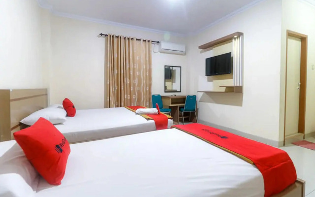 RedDoorz Plus near WTC Batanghari Mall