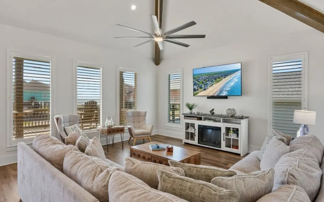 Tidewater 4 Bedroom Home by RedAwning