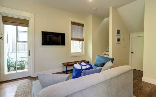 Cute Little Cottage! Perfect Getaway! 2 Pools! Sleeps 4!