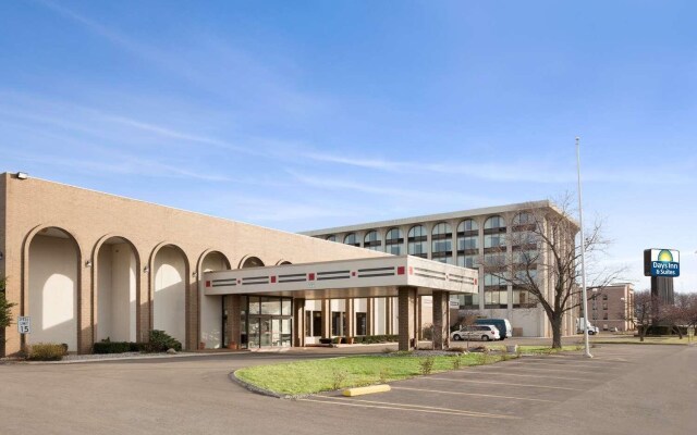 Days Inn & Suites by Wyndham Elyria