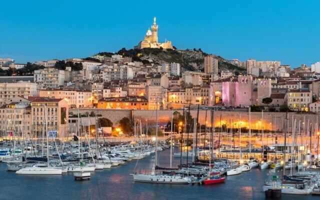 Prado - Velodrome : 2-bedroom Flat With Carpark