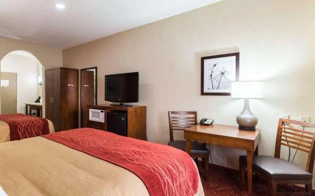 Econo Lodge Inn & Suites East