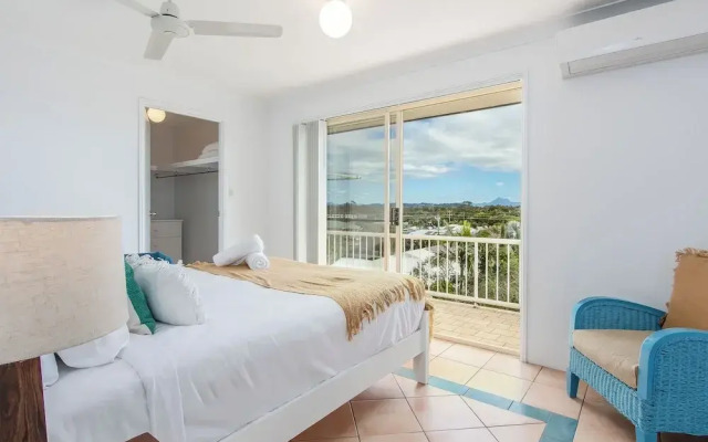 Marine Mirage - 2 Bedroom Apartment with Beachfront Vibes