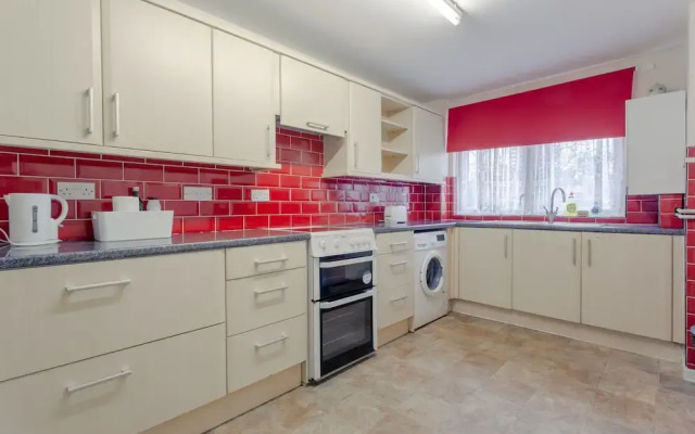 Spacious 2 Bedroom House in Bow