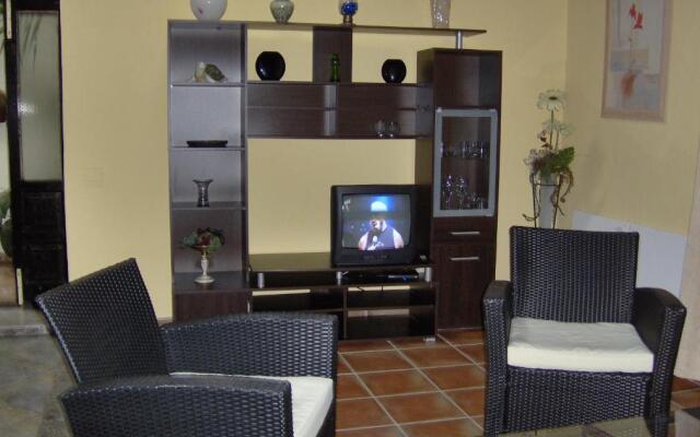 Holiday Home to the Street With big Kitchen