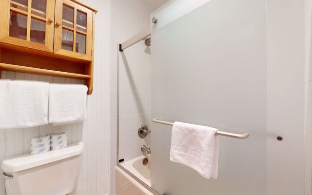 Winterset 12 Centrally Located, Cozy, Washer Dryer by RedAwning