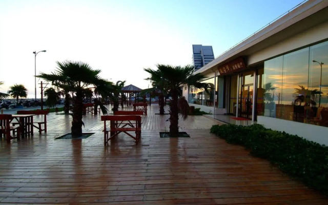 Beihai Seaview Caiyun Hotel (Qiaogang Beach Qiaogang Fengqing Street)